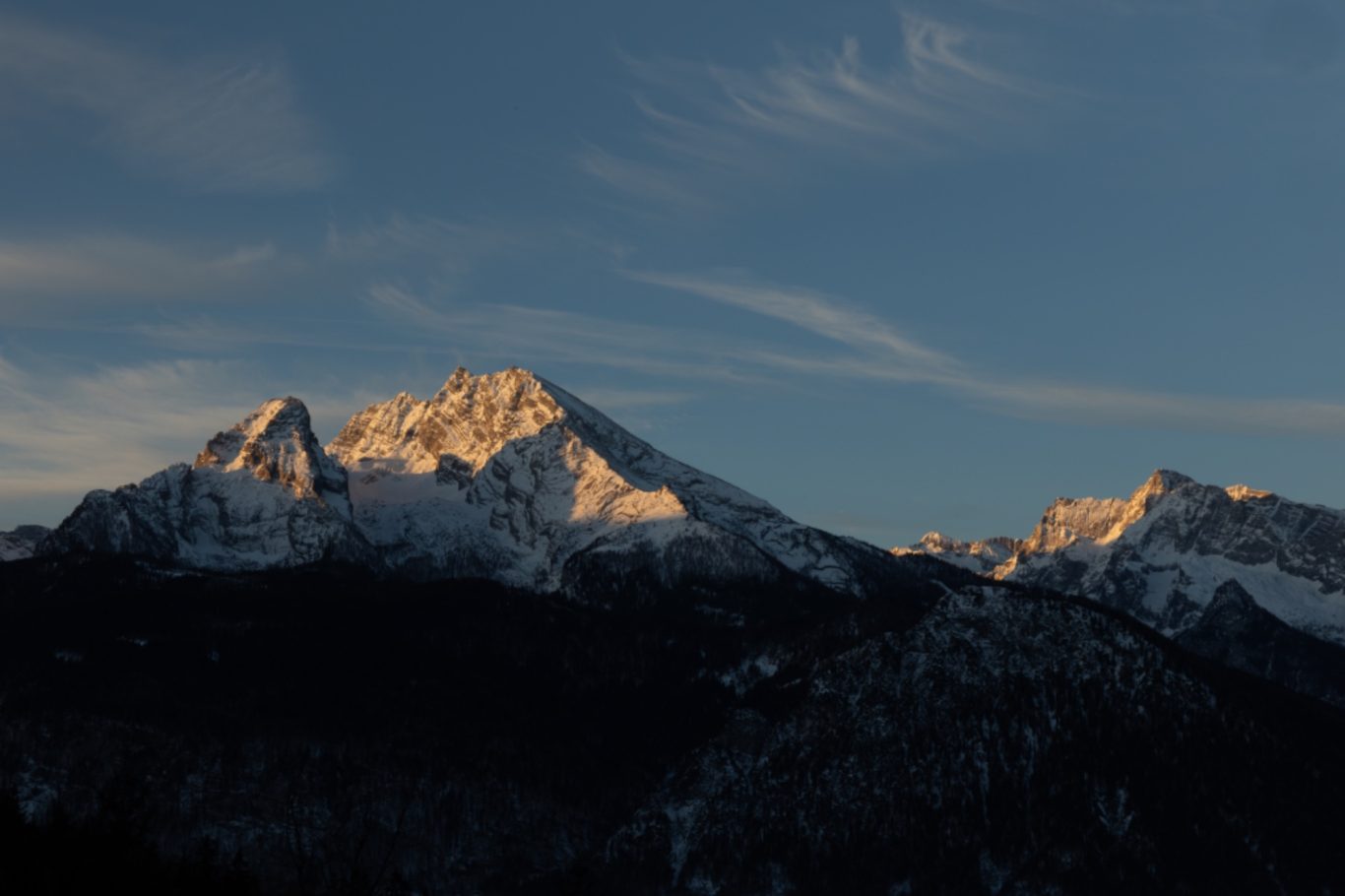 König Watzmann Berglandschaft mit schneebedeckten Gipfeln und sanften Wolken im Abendlicht.