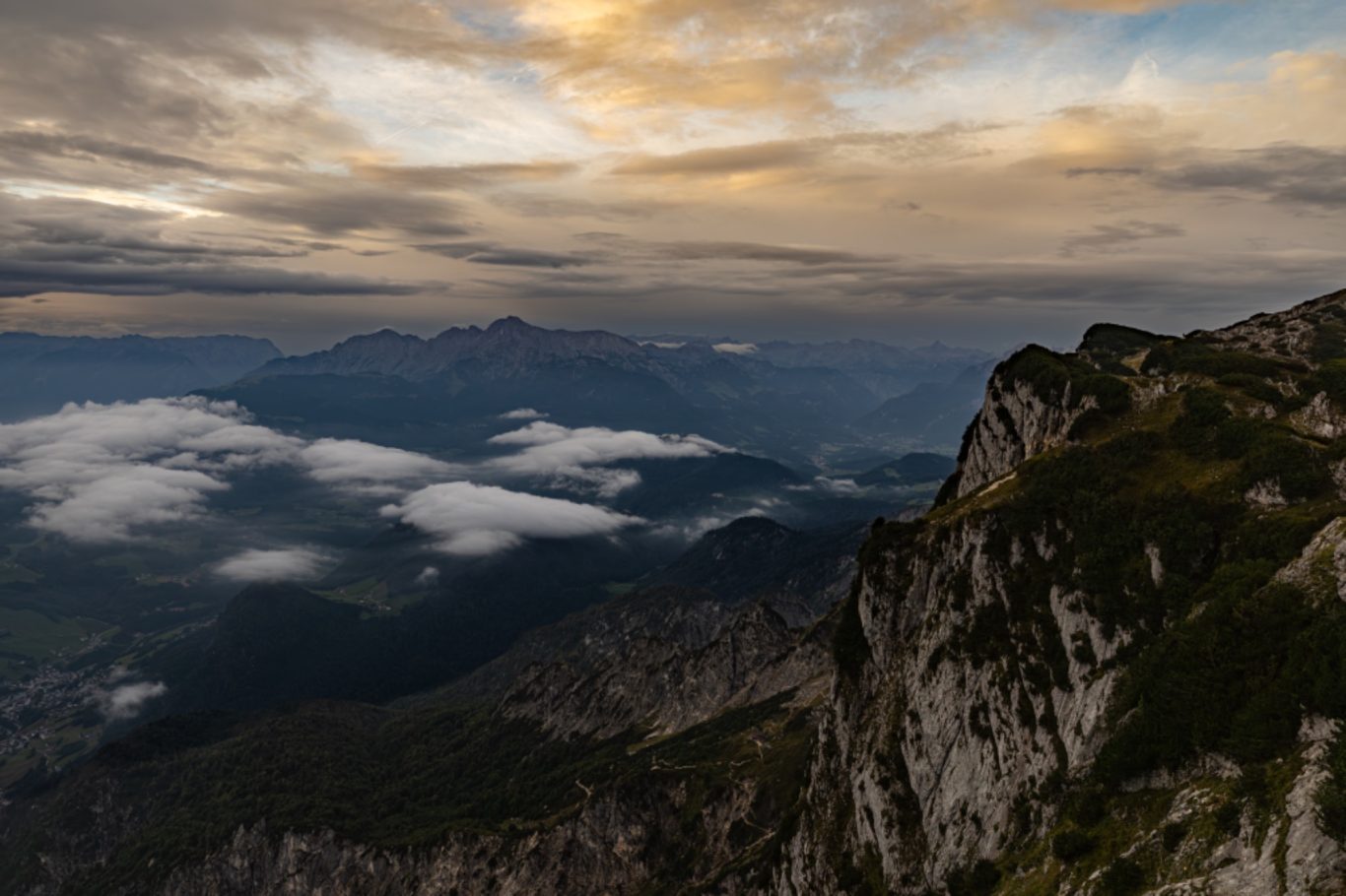 Am Untersberg Berglandschaft mit Wolken und sanften Hügeln unter einem dramatischen Himmel.