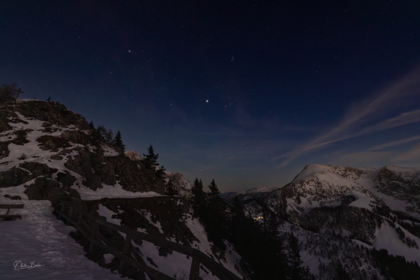 Am Jenner bei Nacht Schneebedeckte Berge unter einem klaren, sternenklaren Himmel bei Dämmerung.