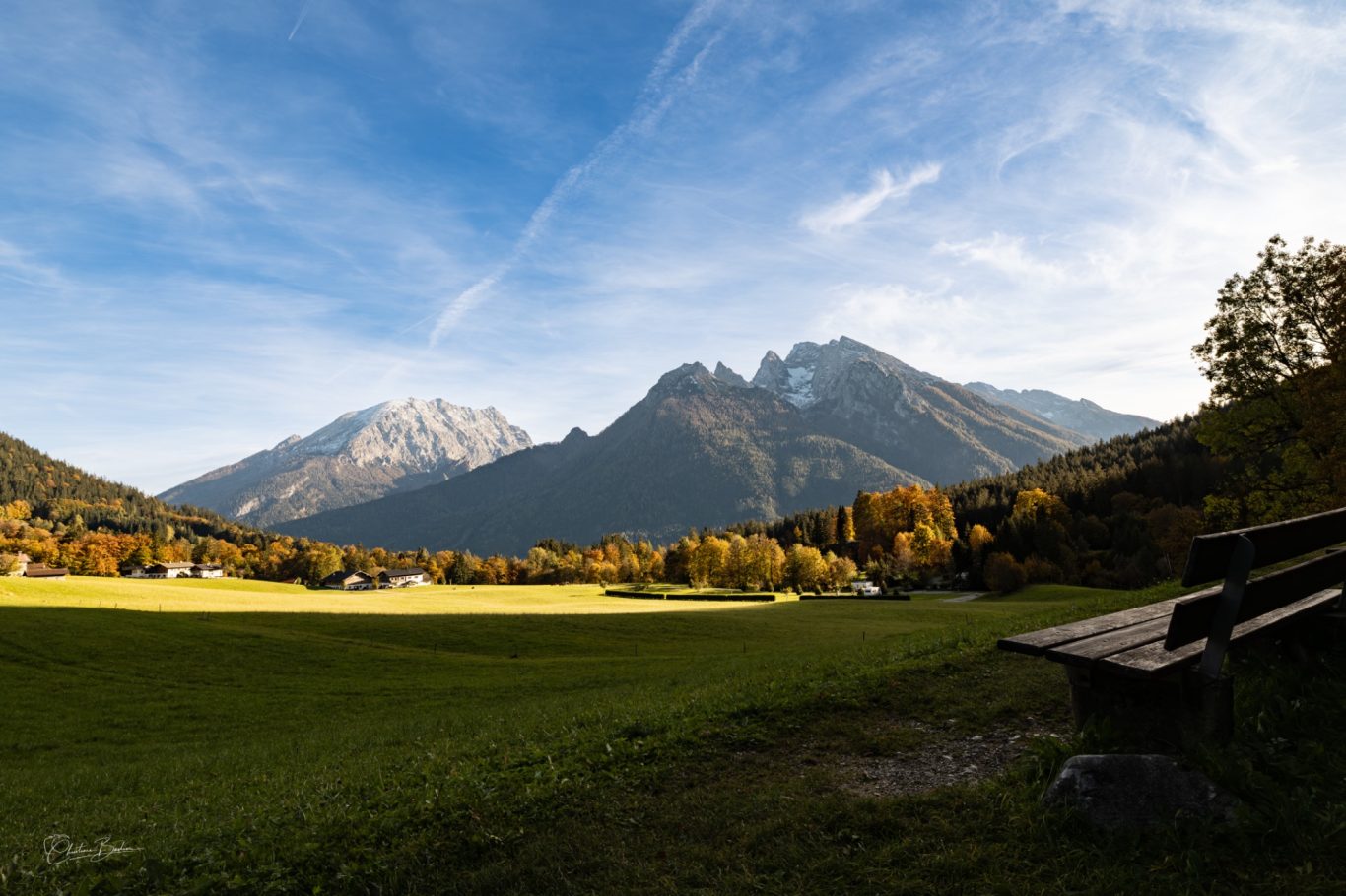 Im Klausbachtal Herbstliche Landschaft mit Bergen, Wiese und einer Holzbank im Vordergrund.