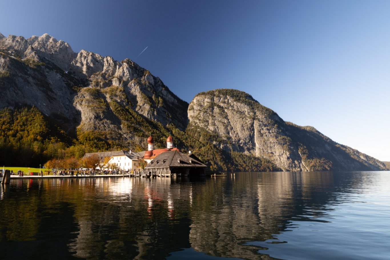 Blick auf St. Bartholomä Berglandschaft mit See und malerischem Dorf im Vordergrund.