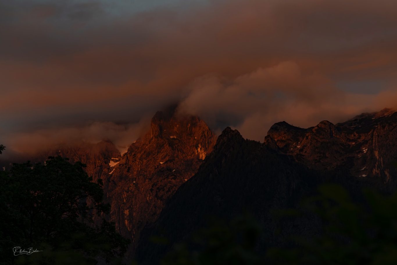 Der Jenner am Abend Berggipfel beleuchtet von Sonnenuntergang mit dramatischen Wolkenformationen.